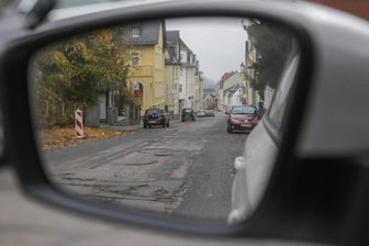 Wie die Dr.-Robert-Koch-Straße in Burgstädt saniert werden soll - Die Dr.-Robert-Koch-Straße in Burgstädt soll dieses Jahr im Abschnitt von der Schillerstraße zur Straße der Deutschen Einheit saniert werden. Der Stadtrat hat sich jetzt für eine von acht Varianten entschieden. 