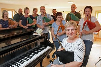 Wie die Dudelsäcke ins Weißbacher Geyer-Haus kommen - Extra fürs Foto sind die Schüler von Karin Beier (vorn), die mit Abstand im Geyer-Haus musiziert haben, einmal kurz zusammengerückt.