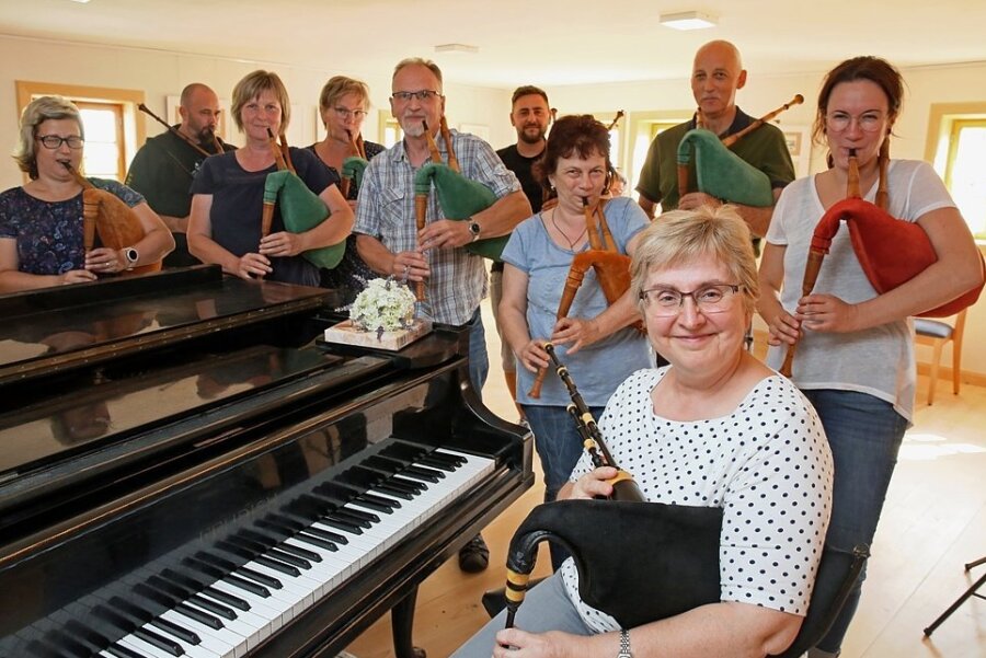 Wie die Dudelsäcke ins Weißbacher Geyer-Haus kommen - Extra fürs Foto sind die Schüler von Karin Beier (vorn), die mit Abstand im Geyer-Haus musiziert haben, einmal kurz zusammengerückt. 