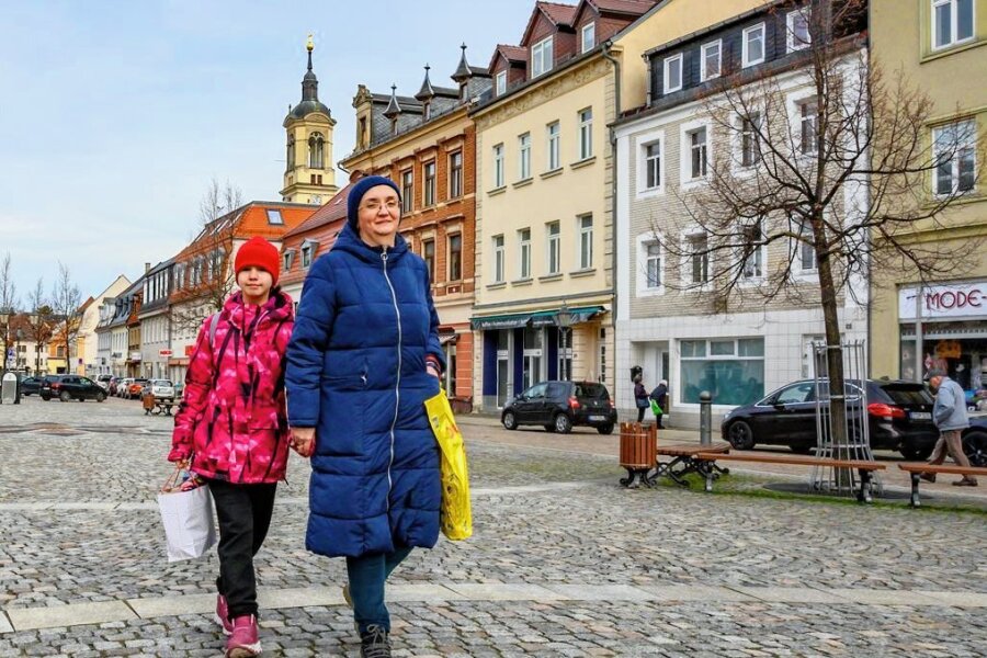 Wie die elfjährige Marta und ihre Mutter aus der Südukraine nach Werdau flüchten - Wenige Tage später auf dem Marktplatz von Werdau. Iryna Palyvoda ist Krankenschwester. Eine ehemalige Kollegin hat ihr hier eine Notunterkunft besorgt.