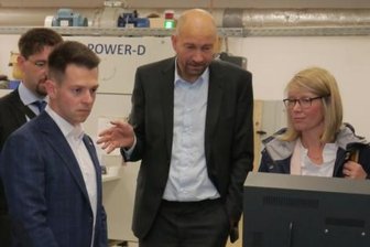 Wie die Energiekrise die Industrie trifft - Abgeordneter Philipp Hartewig, Geschäftsführer Justus Rau und IHK-Chefin Cindy Krause (vorn v.l.n.r.) an einer Digitaldruckmaschine der Firma Innotex.