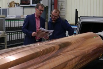 Wie die Energiekrise die Industrieunternehmen trifft - Mitarbeiter Frank Dögel (r.) und der Geschäftsführer der Sächsischen Walzengravur GmbH, Michael Wiegner, an einer Gravurmaschine, auf der Druckformen für Möbelfolie und Laminat gefertigt werden.