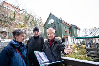 Wie die erste touristische Führung durch die Plauener Elsteraue ankam - „Die Elsteraue im Wandel - vom Industrie-Areal zum Kreativquartier“ ist die neue Stadtführung überschrieben, zu der Karin Lenk (rechts) nun regelmäßig einlädt.