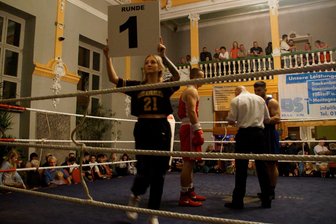 Wie die erste Zwickauer Boxnacht im Gasthof Lauenhain beim Publikum ankam - Für die Boxnacht hatte sich der KSSV Zwickau Unterstützung bei der TSG Rubin gesucht. Hip-Hop-Tänzerinnen des Vereins fungierten als Nummern-Girls und zeigten zudem, was sie tänzerisch drauf haben.