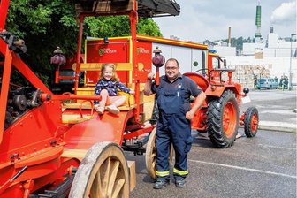 Wie die Feuerwehren in Kriebstein an ihrer Zukunft arbeiten - Mit vier Jahren ist Hannah, die Tochter von Tommy Sobotka (r.) aus Ehrenberg, noch zu jung für die Jugendfeuerwehr. Trotzdem hofft ihr Vater, selbst Feuerwehrmann in der Grünlichtenberger Wehr, dass sich bald eine solche Wehr gründet.
