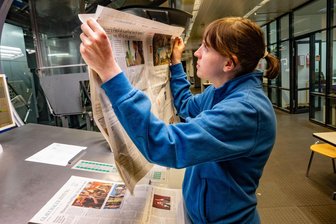 Wie die „Freie Presse“ mit ihren Lesern 80. Geburtstag feiert - Druckerin Nadine Hochmut prüft die Andruckseiten.