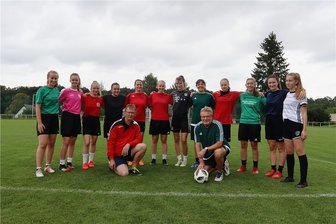 Wie die Fußballerinnen aus Zwickau das Abenteuer Regionalliga angehen - Vereinschef Jürgen Zeug (vorn links) und Trainer Bernd Wutzler (vorn rechts) haben die Zwickauer Fußballerinnen am Sonntag bei einer zusätzlichen Trainingseinheit auf die neue Saison eingeschworen. 