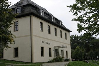 Wie die Gemeinde Weischlitz ins neue Jahr gestartet ist - Das Rathaus in Weischlitz. Weil es bereits einen Haushalt für 2024 gibt, kann Bürgermeister Steffen Raab ohne Zeitverzug im neuen Jahr loslegen.