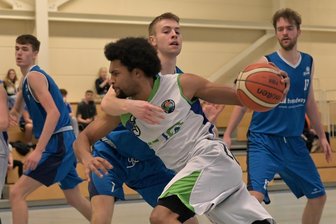 Wie die GGZ Baskets Zwickau den Spitzenreiter schockten - Der Zwickauer Kapitän Jevon Perschnik (am Ball) und seine Teamkameraden von den GGZ Baskets konnten sich am Samstag in der Sporthalle Mosel gegen Spitzenreiter Bayreuth II durchsetzen. Auf dem Foto ist Jevon Perschnik bei einem früheren Spiel zu sehen.
