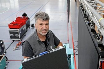 Wie die Glückauf-Brauerei mit anderen regionalen Unternehmen aus der Krise kommen will - Der Veranstaltungstechniker Olsen Hänel aus Oberlungwitz beim Abbau von LED-Leinwänden in der Sachsenlandhalle in Glauchau.