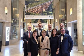 Wie die Göltzschtalbrücke in Paris von sich reden macht - Die Vogtländer mit Sachsens Tourismusministerin Barbara Klepsch (vorn 2. v. l.) in Paris.