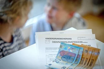 Wie die Grundsicherung für Kinder funktioniert - Die Kindergrundsicherung soll bisherige Leistungen wie Kindergeld, Kinderzuschlag und Bürgergeldbezüge zusammenführen.