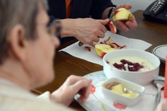 Wie die häusliche Pflege die Rente erhöhen kann - Die Pflegekasse zahlt unter bestimmten Voraussetzungen Rentenbeiträge für ehrenamtlich Pflegende, wenn sie eine Person mit mindestens Pflegegrad 2 nicht erwerbsmäßig betreuen.