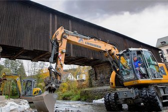 Wie die Hennersdorfer Holzbrücke vor Überlastung geschützt werden soll - Die Arbeiten am Unterbau der historischen Holzbrücke in Hennersdorf haben begonnen. Dabei werden voraussichtlich bis Sommer kommenden Jahres die Widerlager und der Mittelpfeiler saniert.