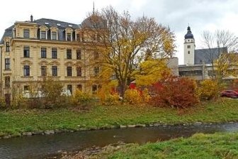 Wie die Hofwiese zu ihrem Namen kam - Das abgebildete Haus ist vielen Vogtländern noch als Außenstelle der Poliklinik bekannt, zwei HNO-Praxen sorgten für Hilfe und Heilung.