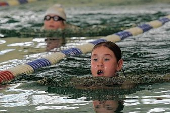 Wie die jüngsten Schwimmer an Wettkämpfe herangeführt werden - Dora Lukaschewski vertrat den ESV Lok Zwickau im fast 20-köpfigen Feld der Mädchen des Jahrgangs 2013.