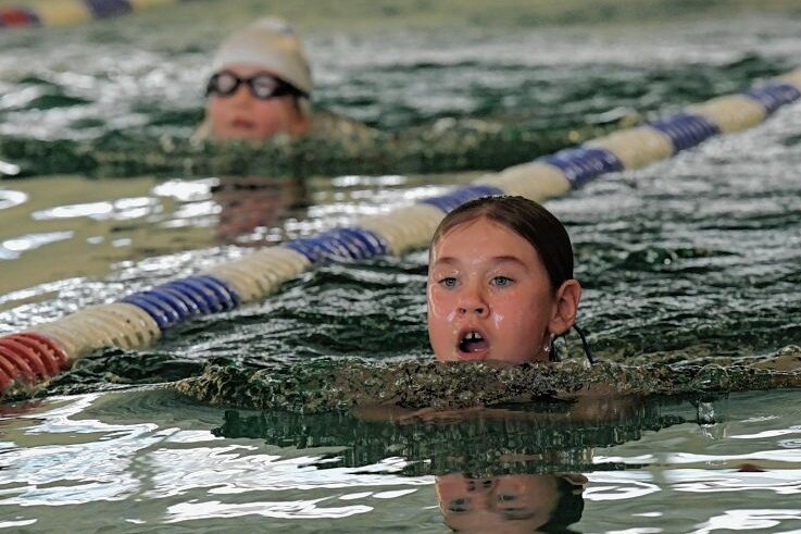 Wie die jüngsten Schwimmer an Wettkämpfe herangeführt werden - Dora Lukaschewski vertrat den ESV Lok Zwickau im fast 20-köpfigen Feld der Mädchen des Jahrgangs 2013. 