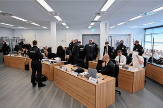 Wie die Juwelen zurückkamen: Bringt Gerichtstermin Klarheit? - Ein Bild von einem Verhandlungstag im vorigen Jahr: Die Angeklagten - insgesamt sind es sechs Männer zwischen 23 und 29 Jahren - sitzen im Gerichtssaal in Dresden neben ihren Anwälten. 