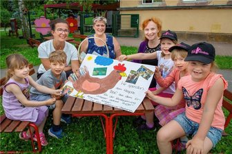Wie die Kinder der Kita Pusteblume in Breitenau eine Spende für das Hospiz Oederan „ausbrüteten“ - Ein buntes Huhn ist aus den Küken geworden, die die Kinder der Kita Pusteblume Breitenau ausgebrütet haben.