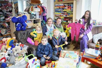 Wie die Kleiderkammer in Leubsdorf zum Dorf-Treff wurde - Dorothée Ranfeld mit ihren Kindern Josua, Lydia und Samuel sowie Roswitha Eckardt und Yuliia Rukas v.l. inmitten ihres großen Angebotes der Kleiderkammer in Leubsdorf.