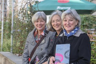 Wie die Kulturhauptstadt und „Rummelplatz“ eine kanadische Familie in Chemnitz vereinen - Nancy Gibson (links) mit ihren Schwestern Jane Weigel (Mitte) und Marny Gibson (mit „Rummelplatz“). Kulturhauptstadt macht’s möglich: Noch nie waren sie zu dritt in Chemnitz.