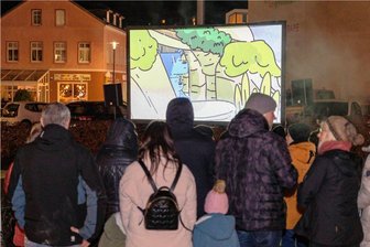Wie die Kurzfilmnacht am kürzesten Tag des Jahres in Rodewisch ankam - Die Kurzfilmnacht am Mittwochabend am Rodewischer Postplatz ist gut beim Publikum angekommen. Rund 50 Besucher kamen.