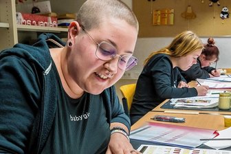 Wie die Lehrlinge in der Seiffener Holzspielzeugmacherschule arbeiten - Alida Biehl (21) ist eine der neuen Auszubildenden in Seiffen. Sie ist damit beschäftigt, verschiedene Figuren nachzuzeichnen.