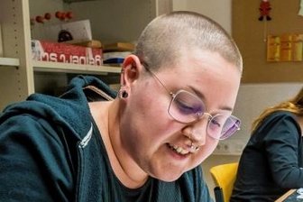 Wie die Lehrlinge in Seiffen arbeiten - Alida Biehl (21) ist eine der neuen Auszubildenden in Seiffen. Sie ist damit beschäftigt, verschiedene Figuren nachzuzeichnen.