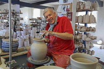 Wie die letzten Töpfer die Tradition in Waldenburg hochhalten - Töpfermeister Peter Tauscher beim Arbeiten in seiner Werkstatt in Waldenburg. 
