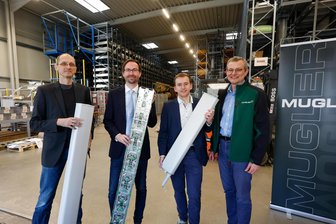 Wie die Mugler SE aus Oberlungwitz die Fachkräfteausbildung an der TU Chemnitz unterstützt - Klaus Mößner, Ralf Zichner, Stefan Mugler und Hartmut Fiedler (v. l.) bei der Übergabe.