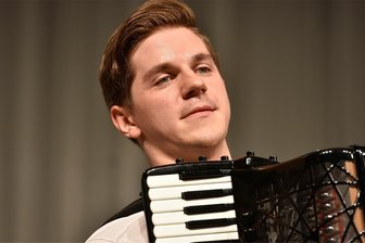 Wie die Musikstadt Klingenthal weiter präsent ist - 2019 gewann Radu Ratoi (Foto) aus der Republik Moldau beim Internationalen Akkordeonwettbewerb Klingenthal bei den Solisten und extra noch in der Kategorie Weltmusik. Kürzlich spielte er ein Solo-Konzert in Berlin. Das Interview, das er danach gab, soll in der Online-Sendung „Weltmeister Wednesday“ erscheinen.