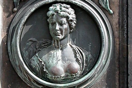 Wie die Neuberin einst Harlekin verjagte - Blick auf das Denkmal für Friederike Caroline Neuber in Dresden-Laubegast.