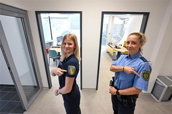 Wie die neue Mini-Wache an der Chemnitzer Zentralhaltestelle funktionieren soll - Cheyenne Paul vom Stadtordnungsdienst (links) und Polizeihauptmeisterin Diana Mothes arbeiten künftig gemeinsam im neuen Sicherheitspunkt an der Zentralhaltestelle.