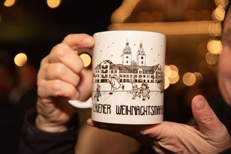 Wie die neue Weihnachtstasse in Plauen aussehen soll - Abstimmkarten erhältlich - So sieht das jetzige Weihnachtstipfl aus. Für 2026 wird ein neues Motiv gesucht.