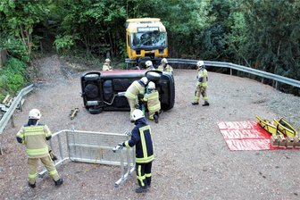 Wie die Neumarker Feuerwehr zu ihrem eigenen Übungsplatz kam - Der Übungsplatz der Neumarker Wehr an der Talstraße wird mit einem Dienst eingeweiht.