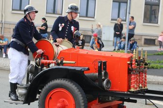 Wie die Pausaer Feuerwehr ihr rundes Jubiläum feiert - Ein historisches Gefährt der Feuerwehr Pausa.