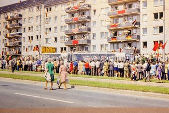 Wie die Plauener einst lebten: Neue Ausstellung ermöglicht Reise in die Vergangenheit - Die obere Bahnhofstraße in Plauen zu DDR-Zeiten an einem 1. Mai.