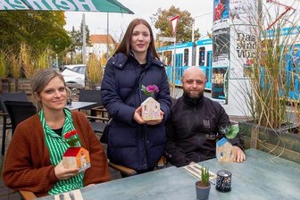 Wie die Plauener Innenstadt schicker wird - Die Preisträger 2021, deren Außenflächen die Jury des Dachverbandes Stadtmarketing überzeugt haben: Jaqueline Hof aus dem Blumengeschäft "Floral Art", Caroline Lange von der "klein & fein Patisserie" und Manuel Bendig, Inhaber des Restaurants "Uluru" (von links).