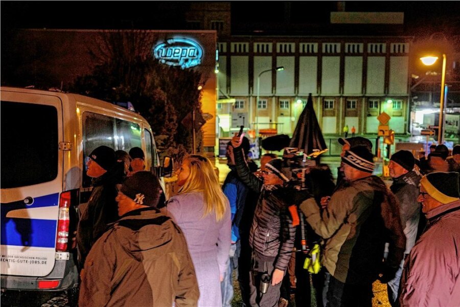 Wie die Proteste für und gegen die Flüchtlingsunterkunft Kriebethal spalten - Am 27. Januar in Kriebethal: Beim Rundgang der AfD-Demonstration trafen die vor der Unterkunft auf Gegendemonstranten. 