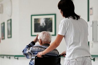 Wie die Quadratur des Kreises in der Pflege gelingen soll - Die Eigenanteile der Kosten für Pflegeheimbewohner können erdrückend sein. Daher sollen die Zuschüsse erhöht werden. 