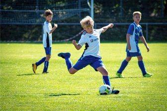Wie die Rebesgrüner Fußball-Familie ihrem krebskranken Abwehrspieler Etienne Mut macht - Etienne auf dem Rasen als Abwehrspieler: „Ein guter Mann mit gutem Körpereinsatz und Schuss", loben seine Fußballkumpels. Sie wünschen sich, dass Etienne auch beim Kampf mit dem Tumor am Ball bleibt.