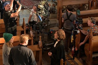 Wie die Reinsdorfer Kirche vom Kreis Zwickau ins Erzgebirge verschoben wird - Damit drei Menschen sich in Ruhe in einer Kirche unterhalten können, müssen beim Film ziemlich viele Menschen ziemlich ruhig arbeiten.