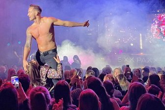 Wie die "Sixx Paxx" eine Halle voller Frauen zum Beben bringen - Mit viel nackter Haut und erotischen Choreografien tanzten sich die "Sixx Paxx"-Männer am Mittwoch in der Stadthalle in die Herzen Hunderter Frauen. Das Anfassen war nicht nur erlaubt, sondern gewollt.