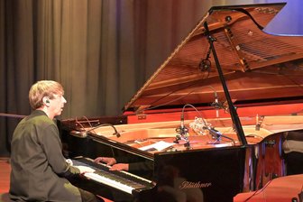 Wie die Söhne Mannheims ihr Publikum in Schneeberg begeistern - Begleitet worden sind die Söhne Mannheims durch den Pianisten Florian Sitzmann.
