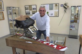 Wie die Sporthochburg Netzschkau Geschichte schreibt - Falk Naumann mit dem Monoski von Thomas Weiß in der Ausstellung in der Galerie im Obergeschoss des Netzschkauer Schlosses. Der Netzschkauer gewann bei den Paralympics 1994 in Lillehammer im Slalom die Silbermedaille.