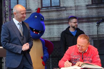Wie die Stadt Meerane die Erfolge von Steffen Jahn rund um den Hockeysport würdigt - Am Freitag trug sich Hockeyspieler und -trainer Steffen Jahn in das Goldene Buch der Stadt Meerane ein. Zuvor überreichte ihm Bürgermeister Jörg Schmeißer (l.) die Bürgermedaille.