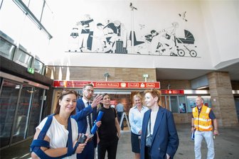 Wie die Stadt Plauen den Oberen Bahnhof nicht nur als Bahnhof nutzen will - Wie der Obere Bahnhof in Plauen langfristig zum Kulturbahnhof werden könnte, darüber berieten (von links) Yvonne Magwas, Kulturbürgermeister Tobias Kämpf (beide CDU) Teresa Darian, Silke Fischer vom Vogtlandkreis, Katarzyna Wielga-Skolimowska von der Kulturstiftung des Bundes und Heiko Auerswald von der Deutschen Bahn.