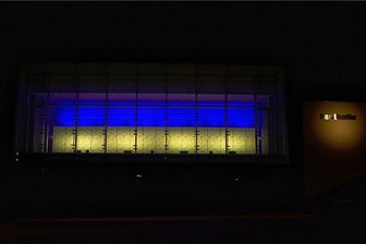Wie die Stadt Plauen Solidarität mit der Ukraine zeigt - Die Plauener Festhalle leuchtete am Abend in den ukrainischen Landesfarben Blau und Gelb.