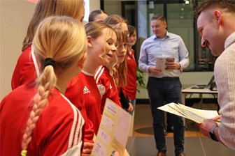 Wie die Stadt Zwickau ihre größten Sporttalente unterstützt - Gute Laune herrschte nicht nur bei den jungen Handballerinnen des BSV Sachsen Zwickau.