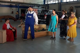 Wie die Stadtwerke Reichenbach ihr 30-jähriges Bestehen feiern - Das Neuberin-Ensemble probt in der Fahrzeughalle des Heizwerkes am Obermylauer Weg das Stück "Enrigo und die Zauberröslein". Am Samstag, 16 Uhr ist die Uraufführung.